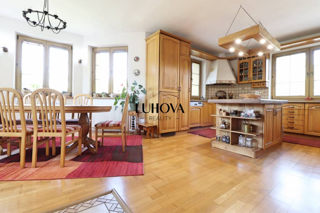 RODINNÝ dom s bazénom a krásnou záhradou - 13