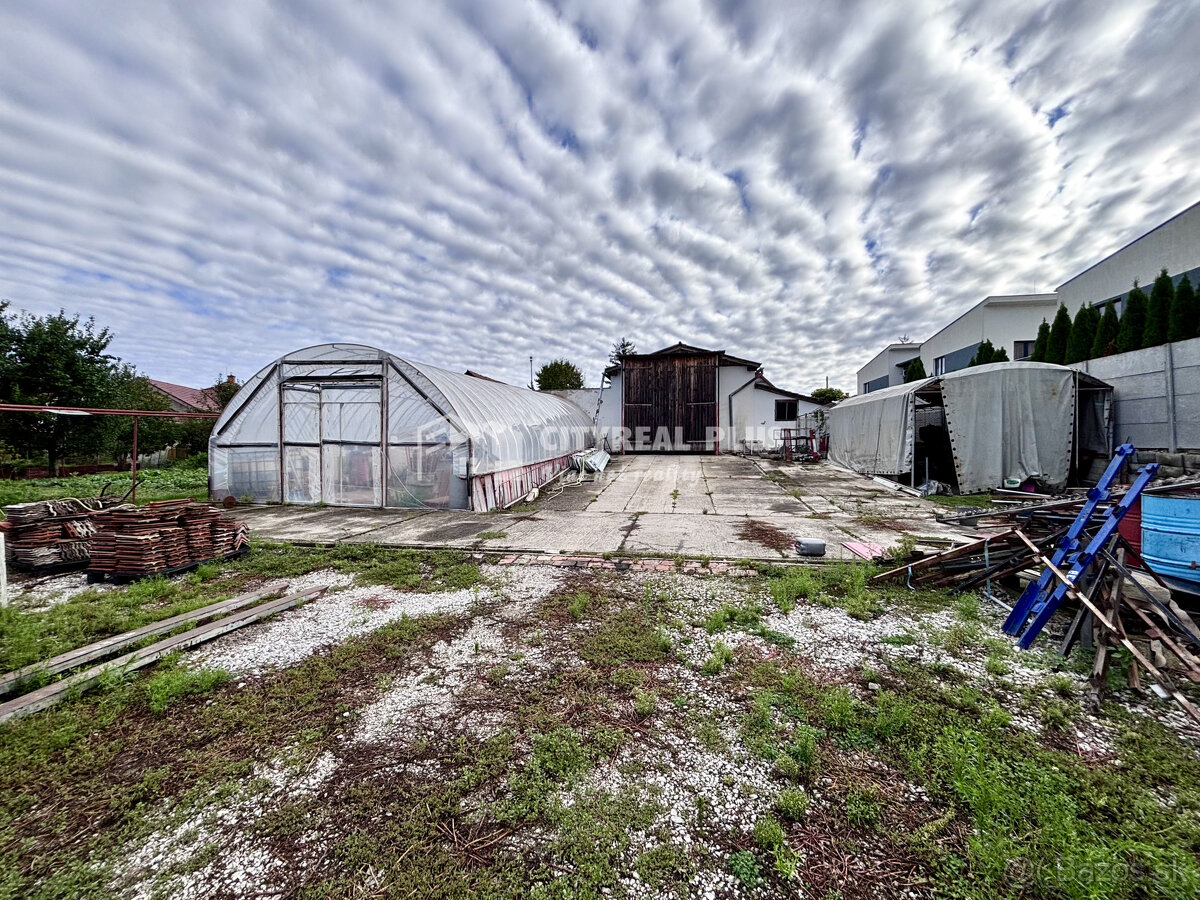 Ponúkame Vám na predaj rodinný dom s veľkým pozemkom v meste - 13