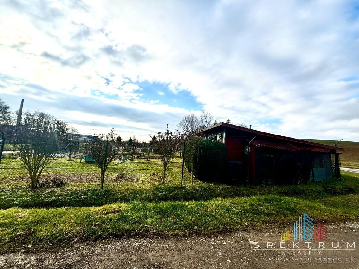 Exkluzívne na predaj  záhrada s chatkou v Bánovciach n/B - 13