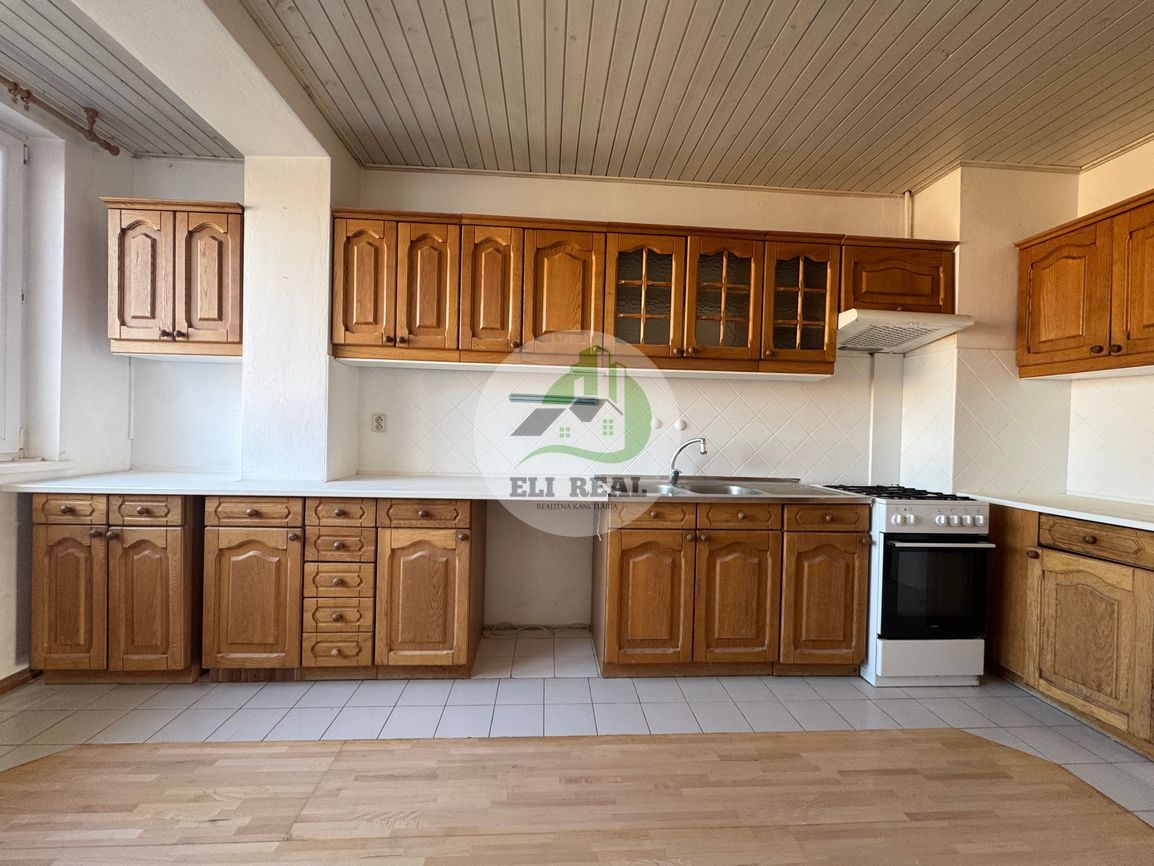 Prenájom priestranného mezonetového bytu s garážou a záhrado - 13