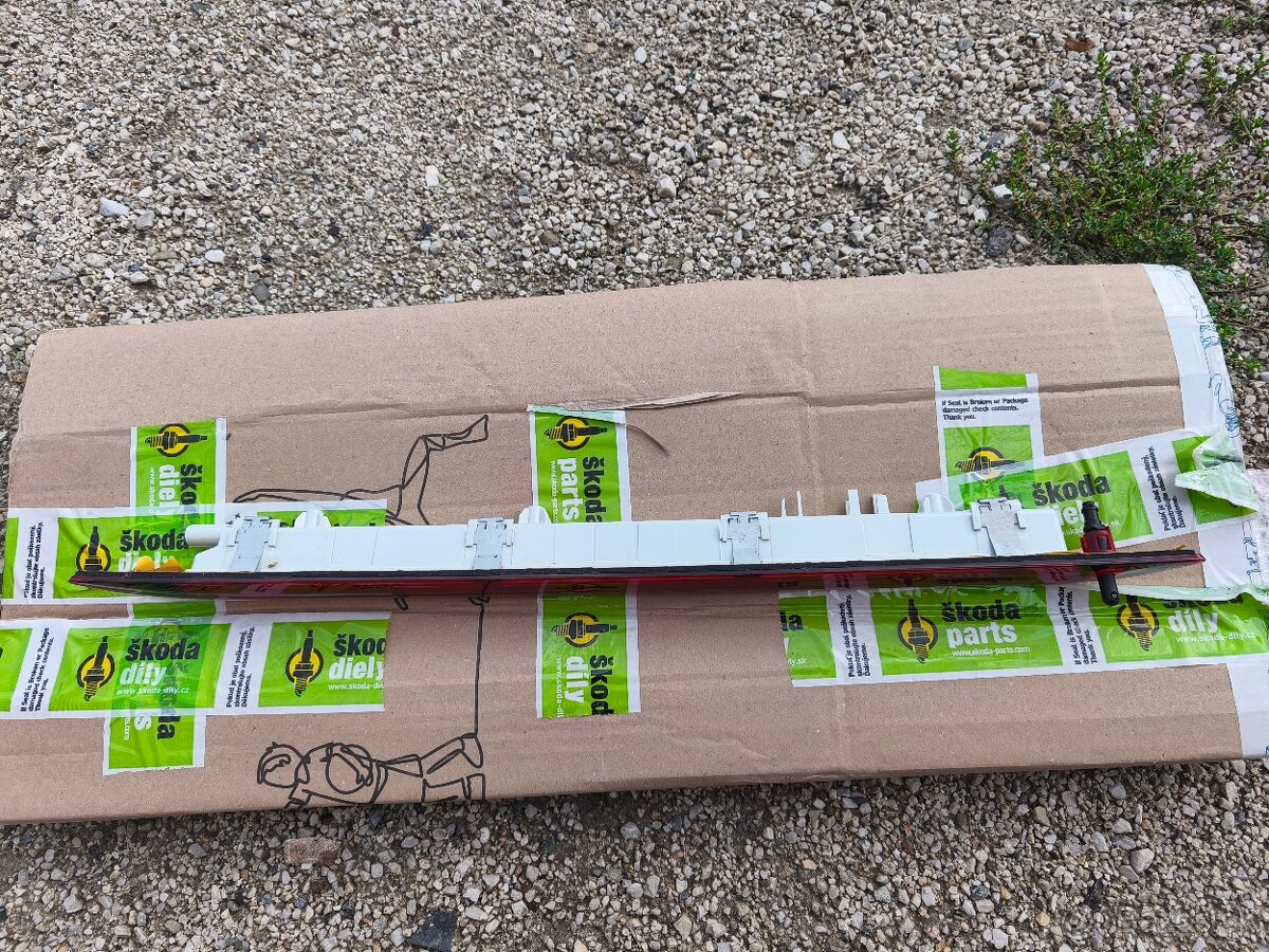 Tretie brzdové svetlo Mercedes GLC , E class , GLA ,Vito - 13