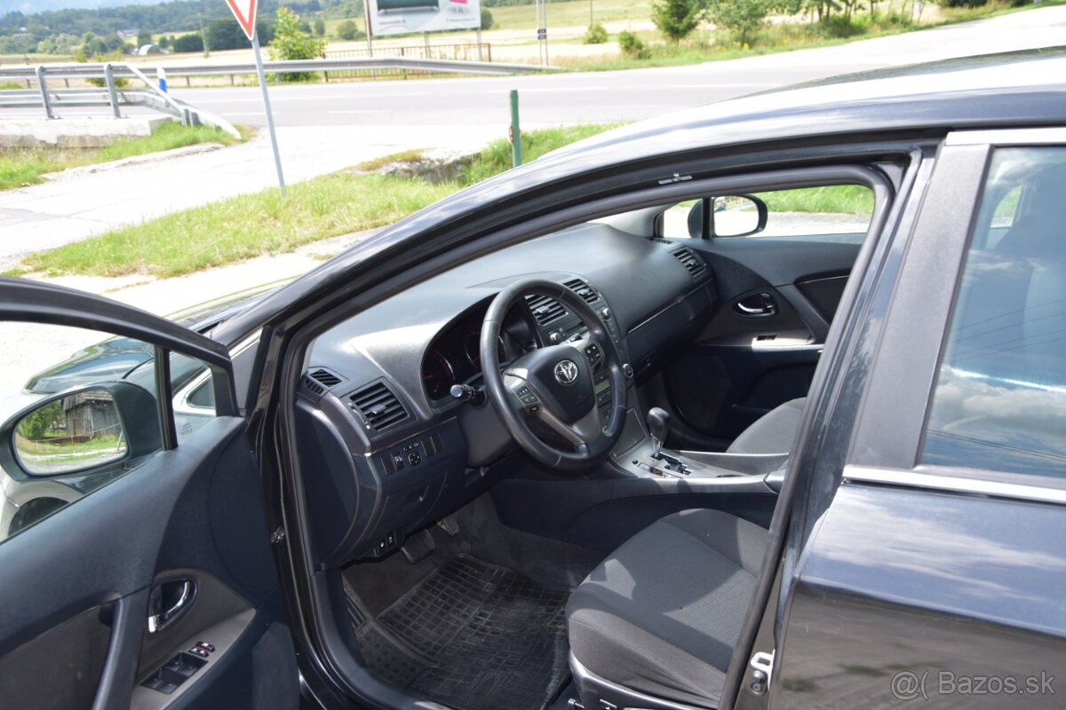 Toyota Avensis Combi - 13