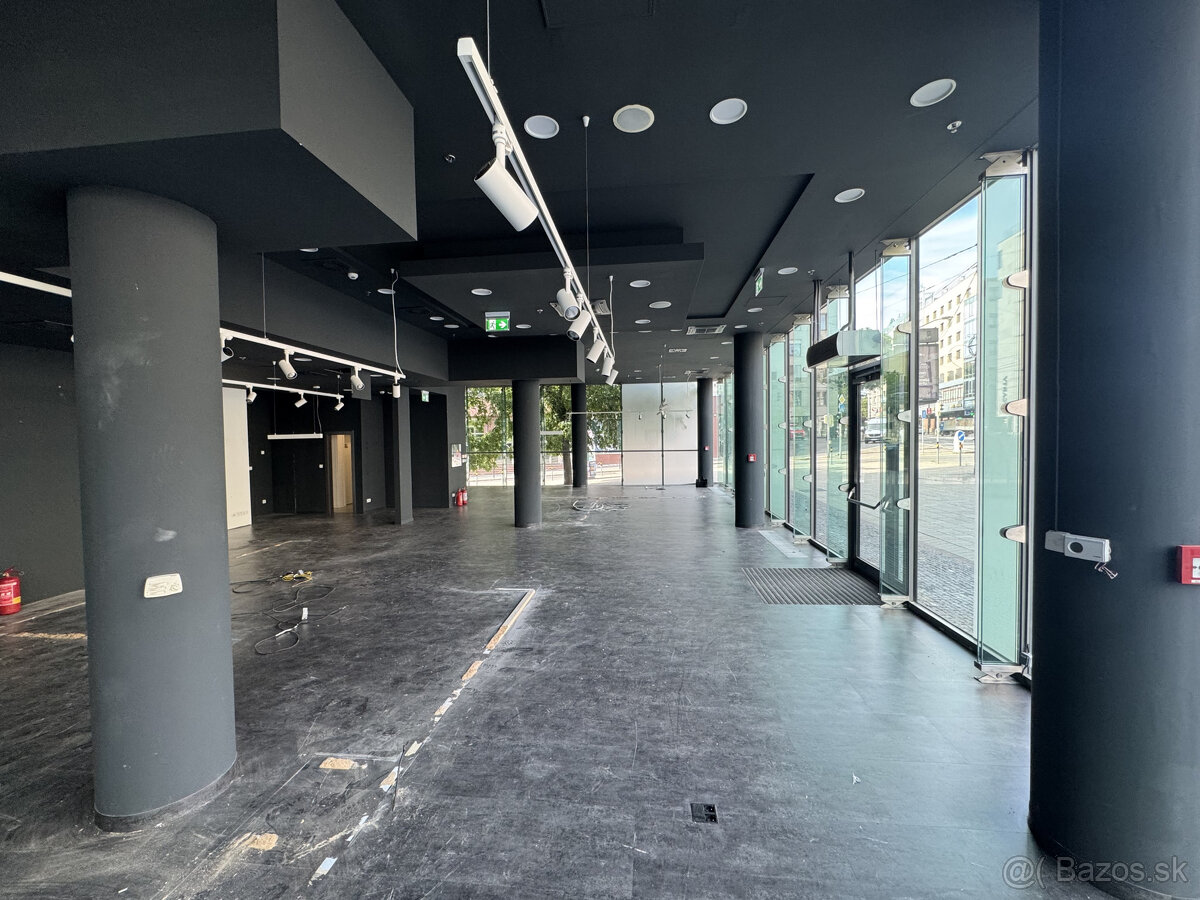 Prenájom rožného prízemného obchodného priestoru 241 m2 na p - 13