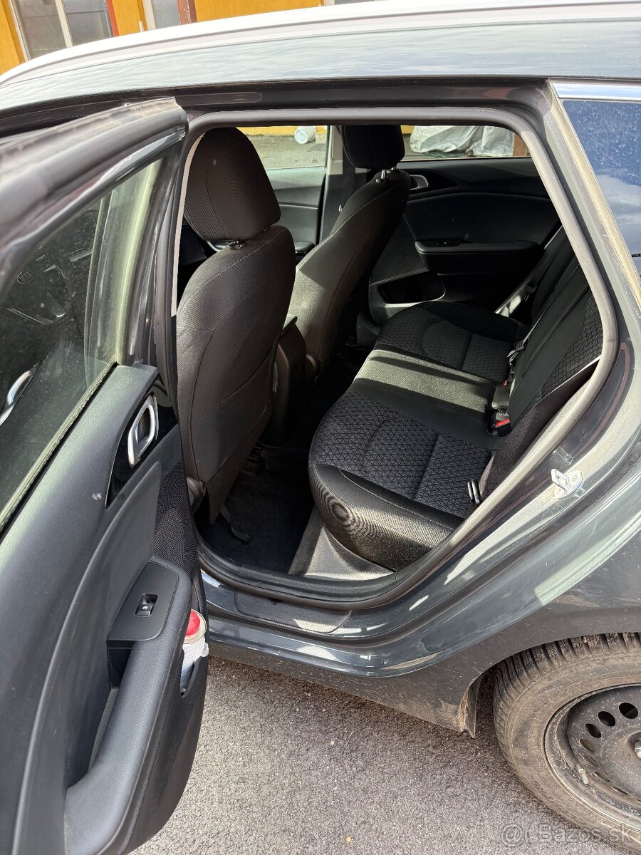 Kia ceed sw gold - 13