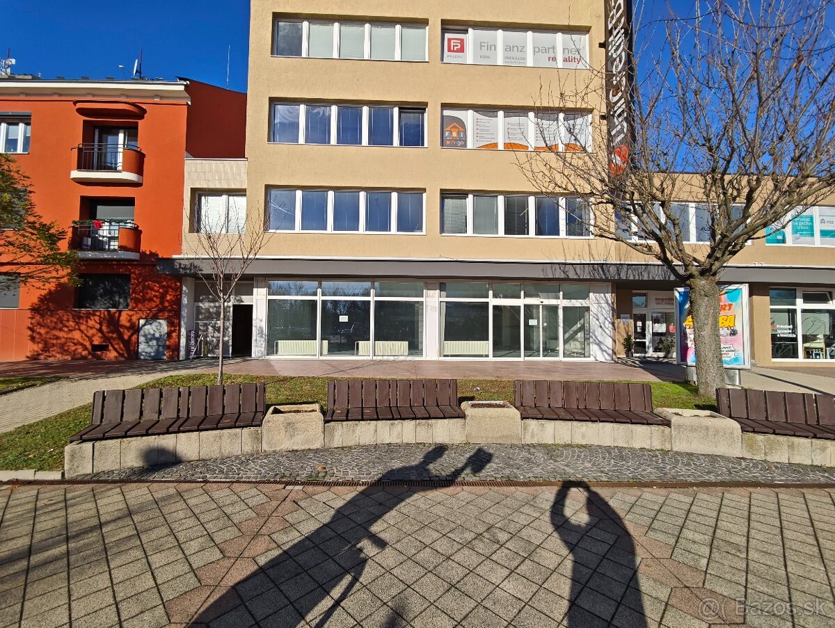 Prenájom veľký obchodný priestor Nám. Osloboditeľov - 13