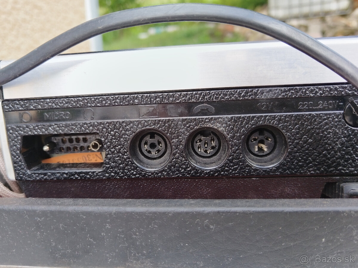 starý kufríkový diktafón - 13