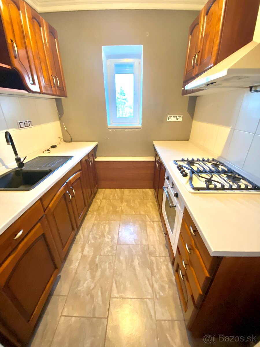 Predaj- 4 izbový dom s krásnou záhradou, Šurany - 13