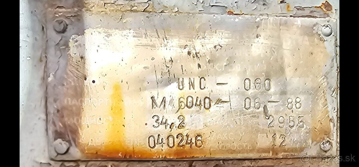 UNC 060 šmykový nakladač - 13