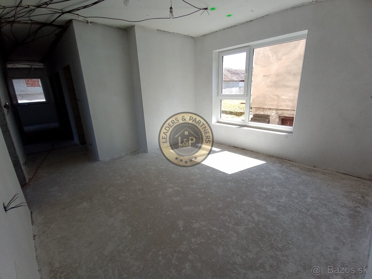 Rezervované Na predaj 5-izbový rodinný dom v obci Košolná - 13