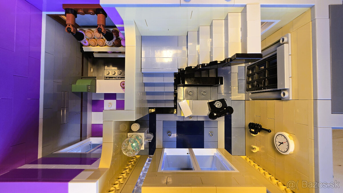 10278 LEGO Police Station - 13