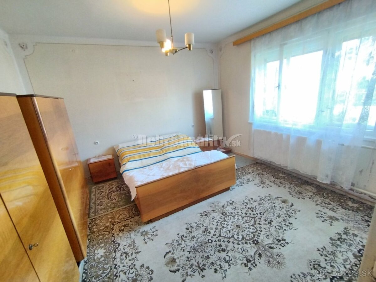 Zaujímavý a zachovalý 4 izbový rodinný dom v povodnom stave - 13