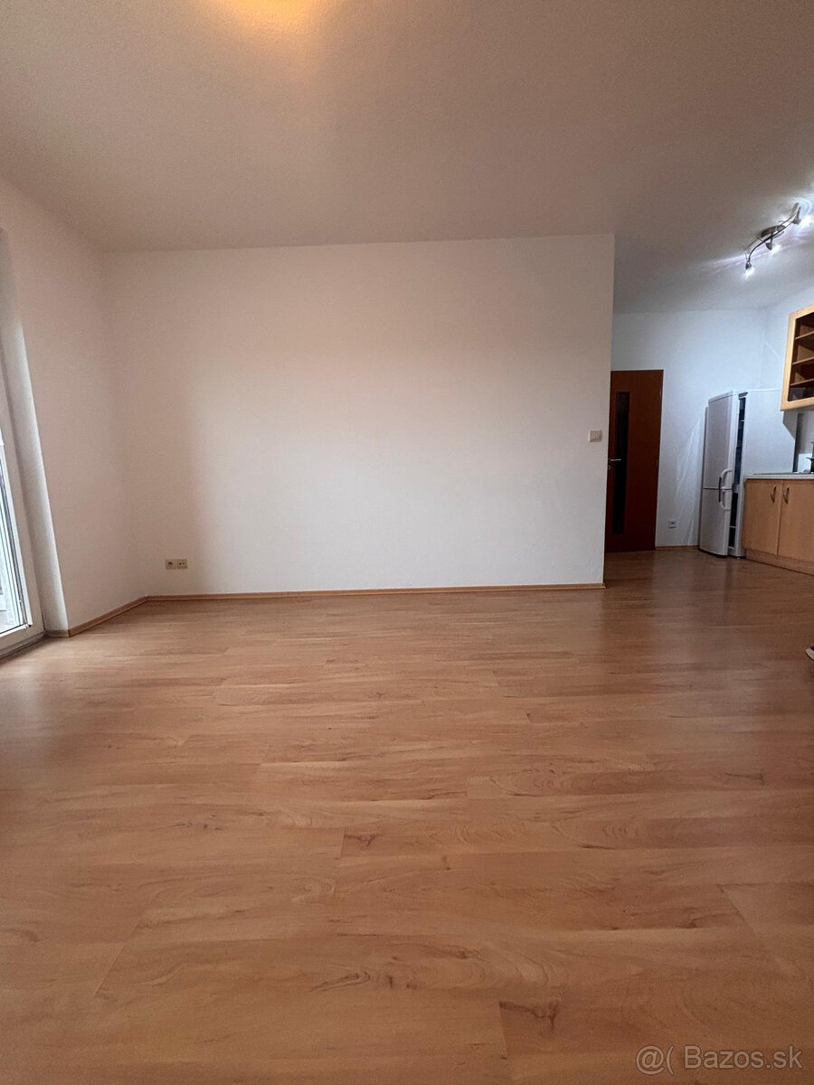 SENEC - NA PREDAJ 2 izbový byt s vlastným parkovaním, pri St - 13