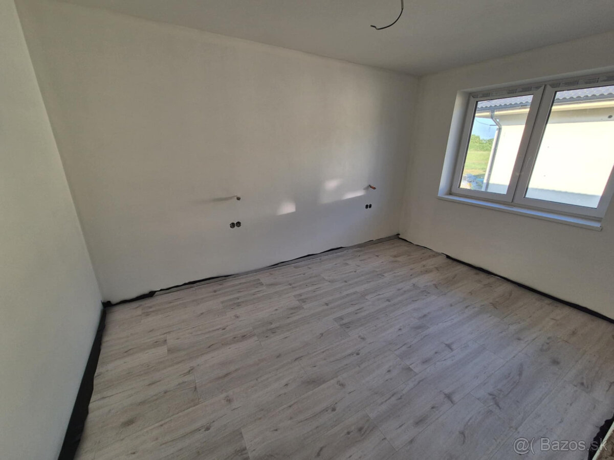 Na predaj je moderný novopostavený rodinný dom vo fáze holod - 13