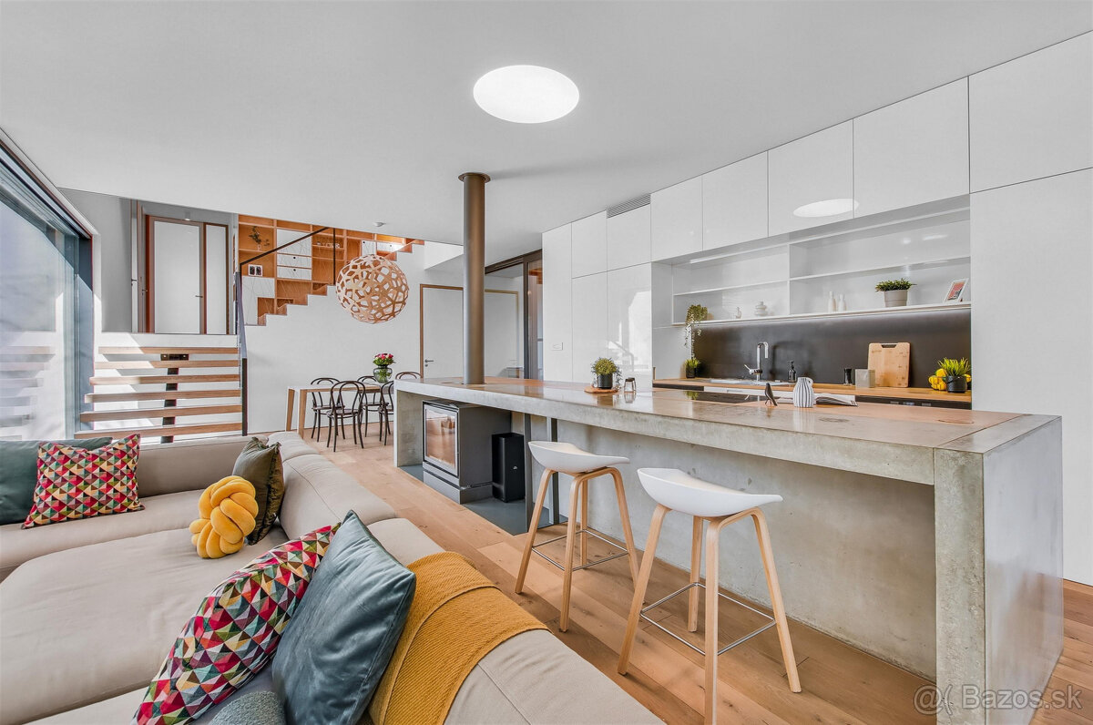 Moderný dom ukrytý za nenápadným vizuálom z ulice - 13