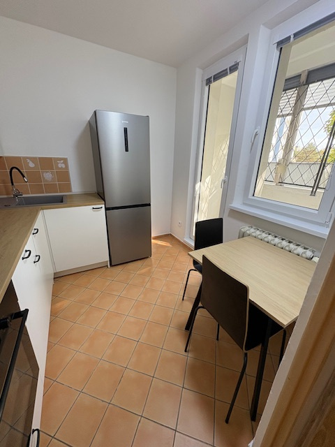 Kompletne zariadený 2-izbový byt Tilgnerova komplet 800,-Eu - 13