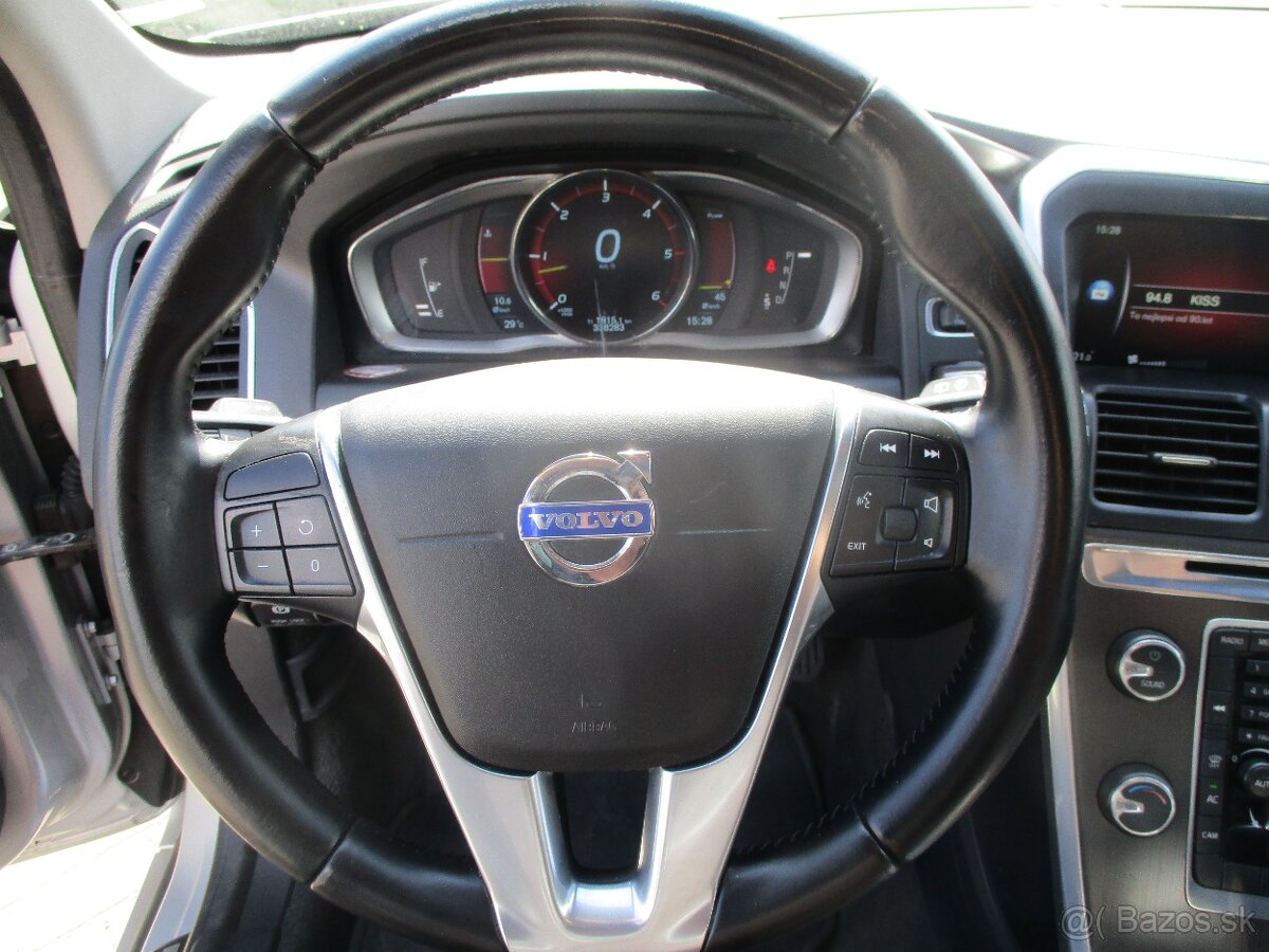 VOLVO XC60 2,4D4 Summum AWD Auto Pano Xen 2014 - 13