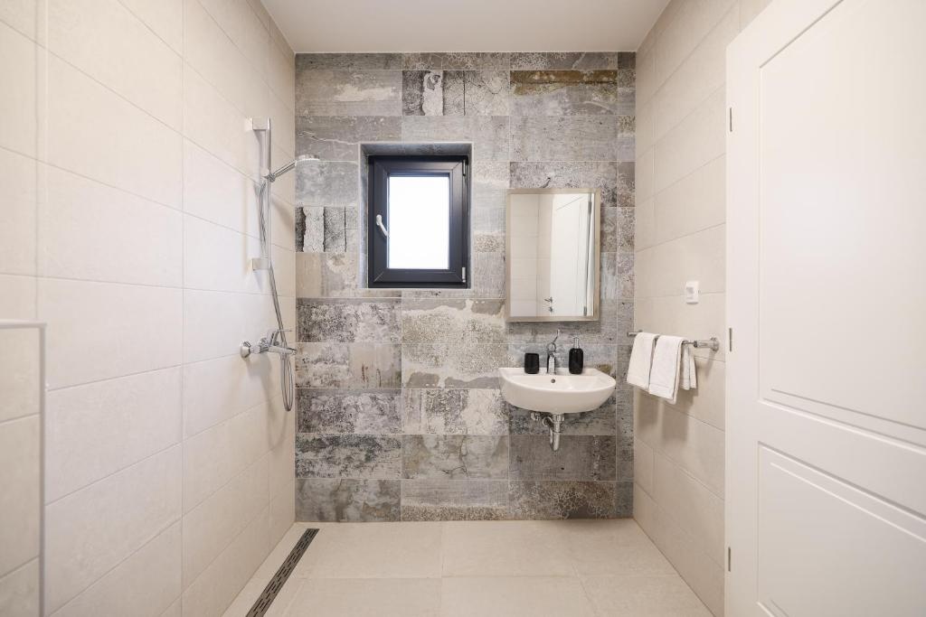 Chorvátsko, luxusná vila 120 metrov od mora. - 13