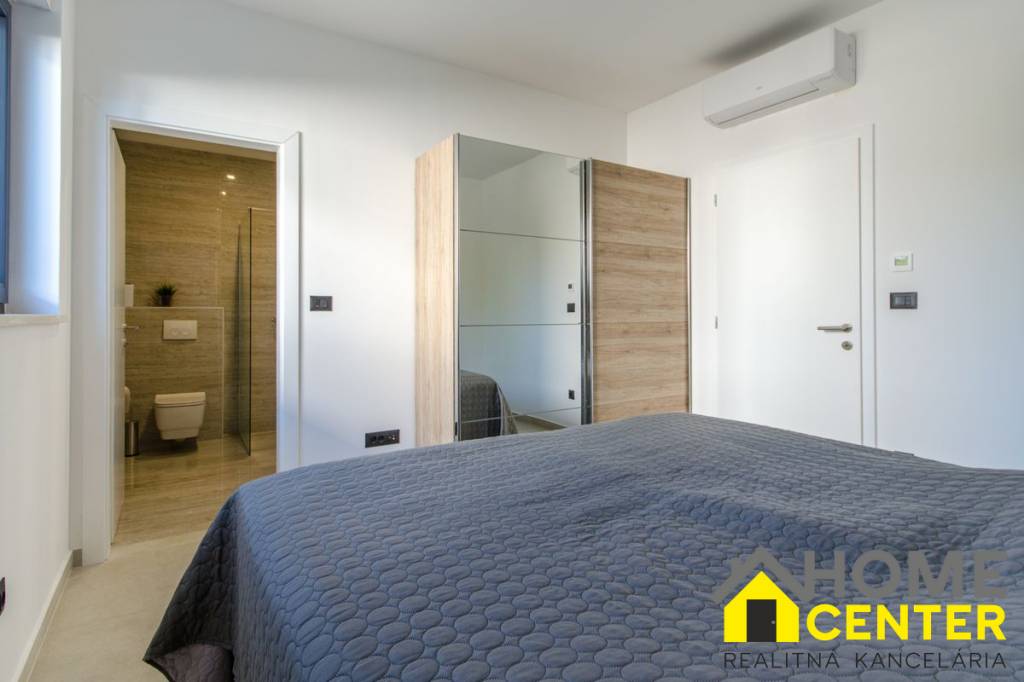 NA PREDAJ novopostavená vila s bazénom /280 m² / Dalmátsko, - 13
