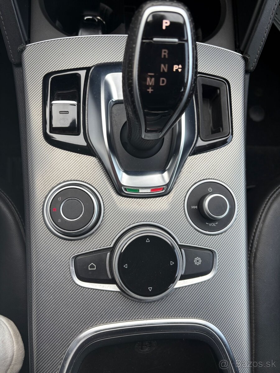 Alfa Romeo Stelvio 2.0 benzín - 13