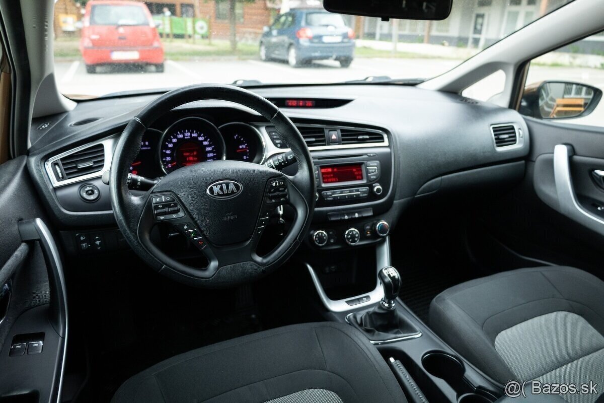 KIA Cee'd SW 1.6 GDi Silver - 13