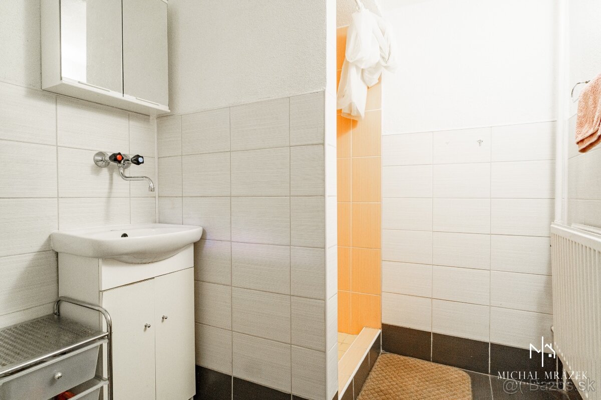 Ponúkame Vám exkluzívne na predaj rekreačnú chatu v časti Lá - 13