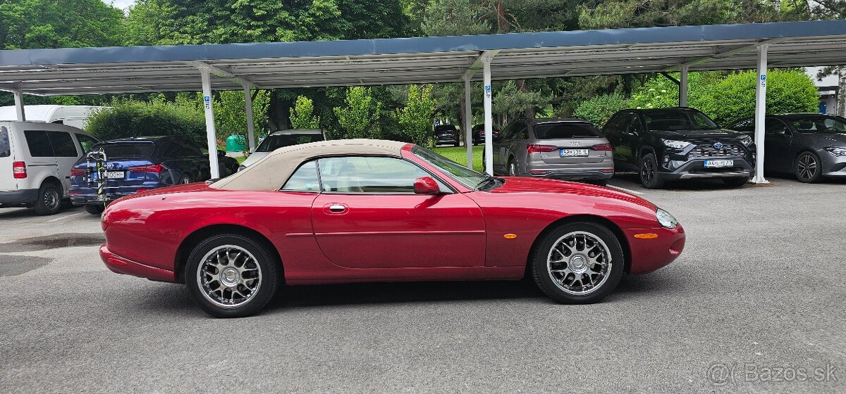 Jaguar XK8 V8 Convertible - 13