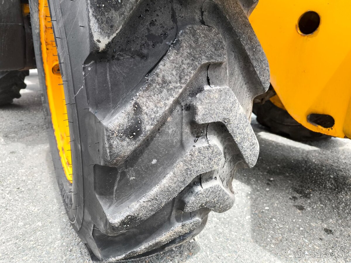 Teleskopický nakladač JCB 535V140 - 13