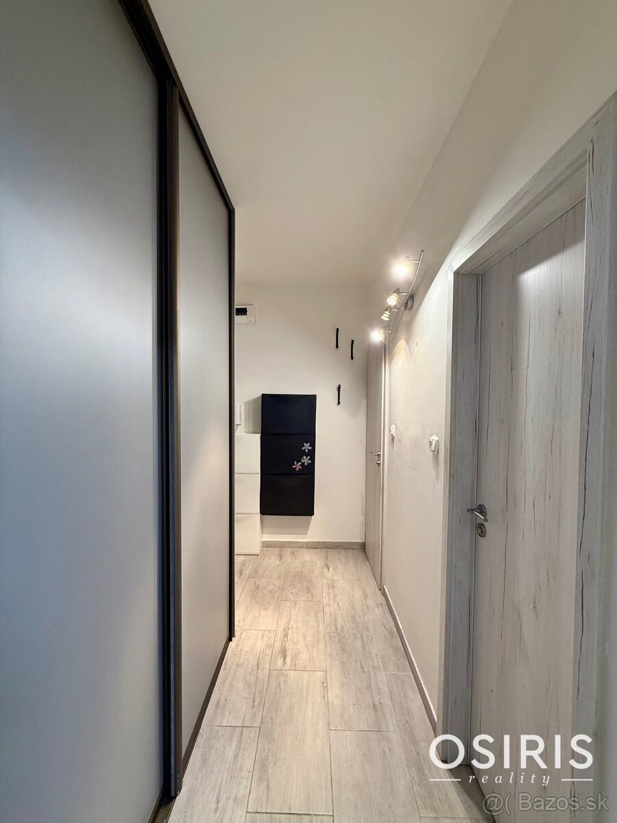 Pekný 2 izbový byt s veľkou zasklenou loggiou - 13