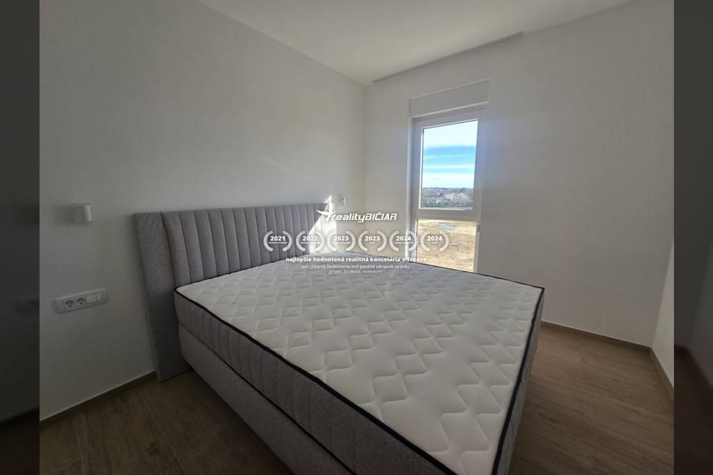 NIN - dvojdom s bazénom - 500 m od centra - 13