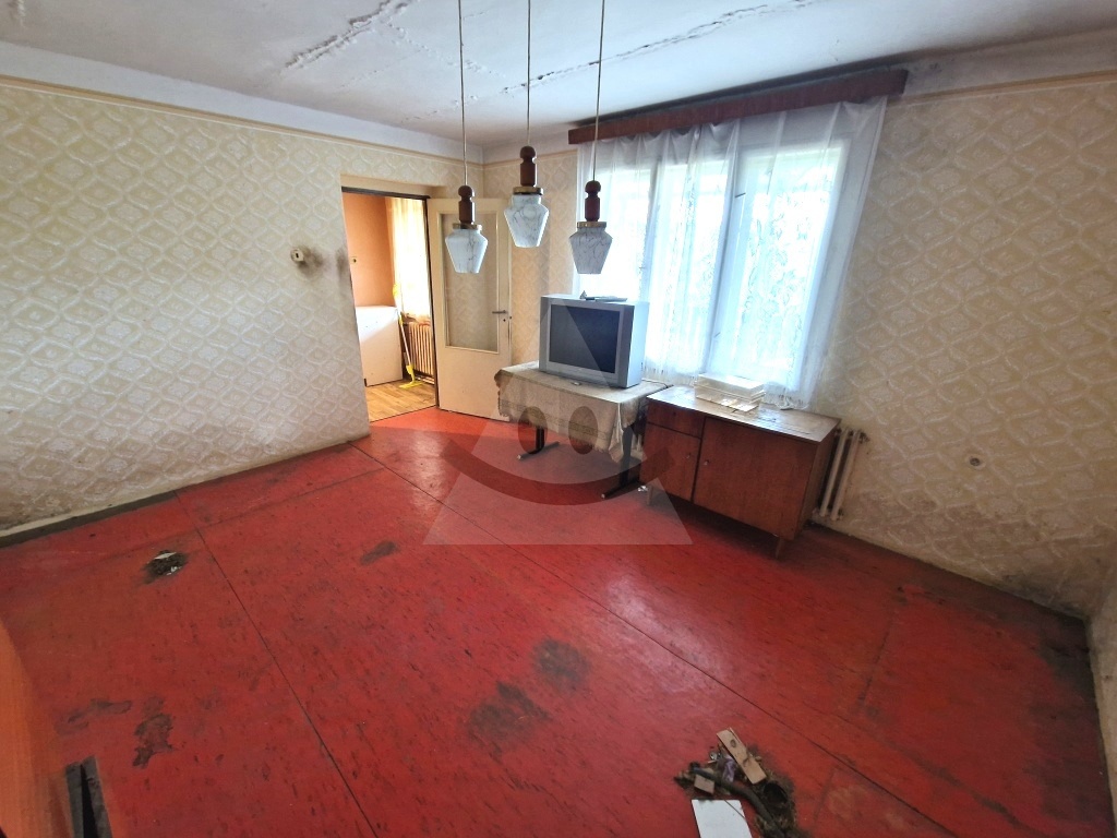 Starší rodinný dom s veľkým pozemkom v kľudnej časti obce - 13