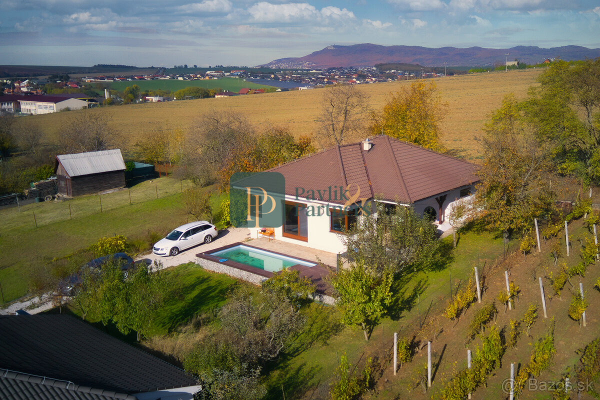 Predaj krásny zariadený 4 izbový rodinný dom, bazén, 760m2 p - 13