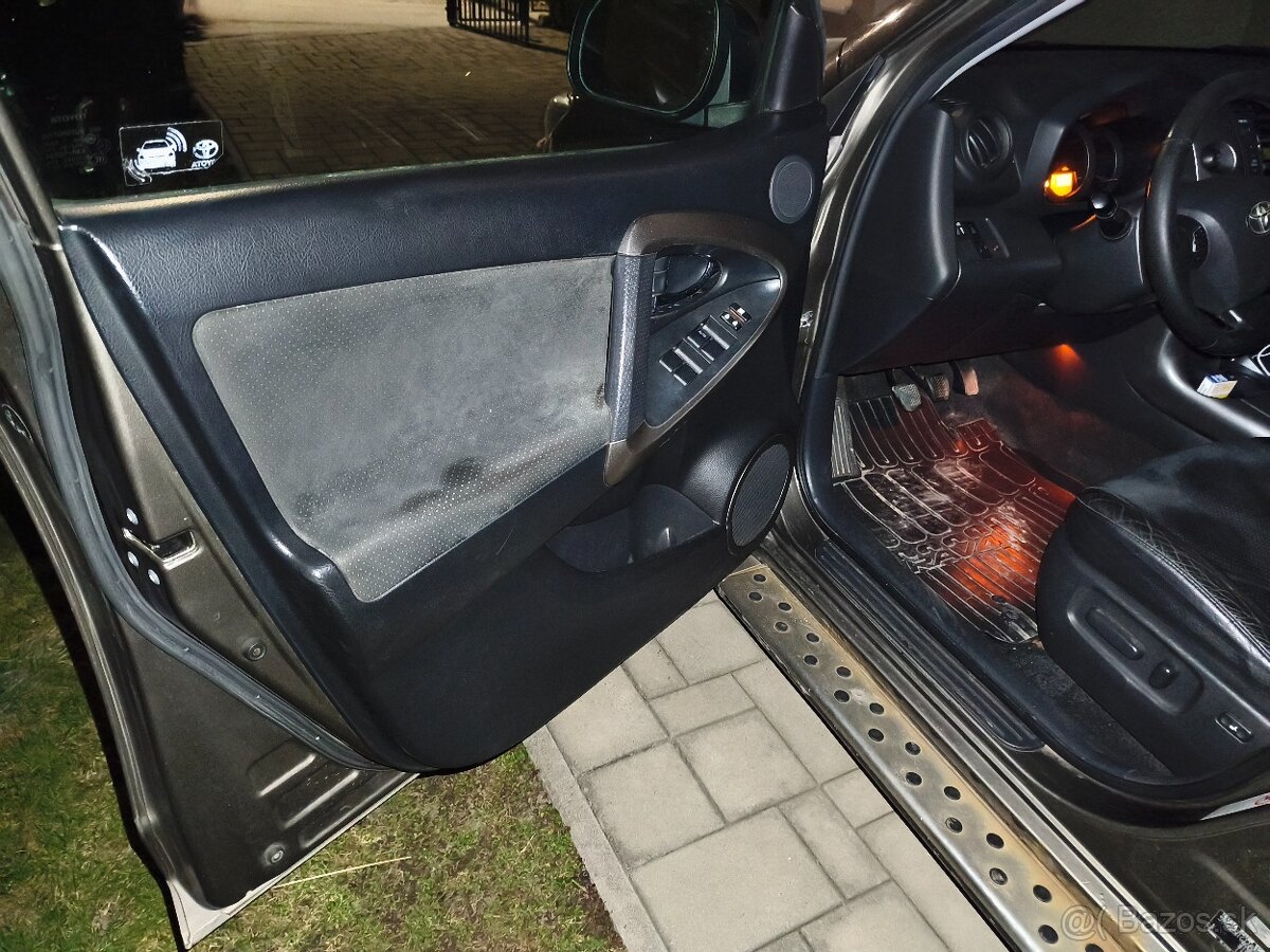 Predám Toyotu RAV4 2011 - 13