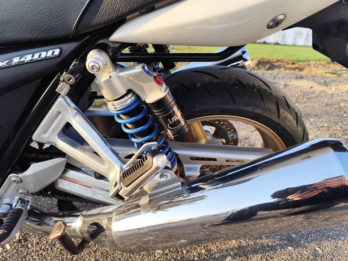 Suzuki GSX 1400 - 13