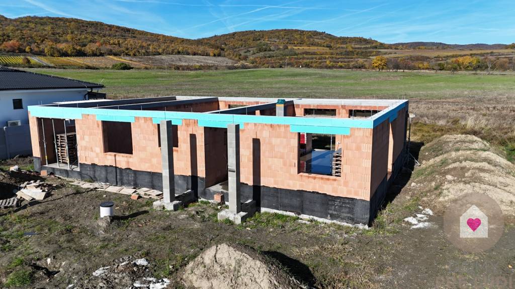 Samostatný rodinný dom s garážou na pozemku 600m2 - Vinosady - 13