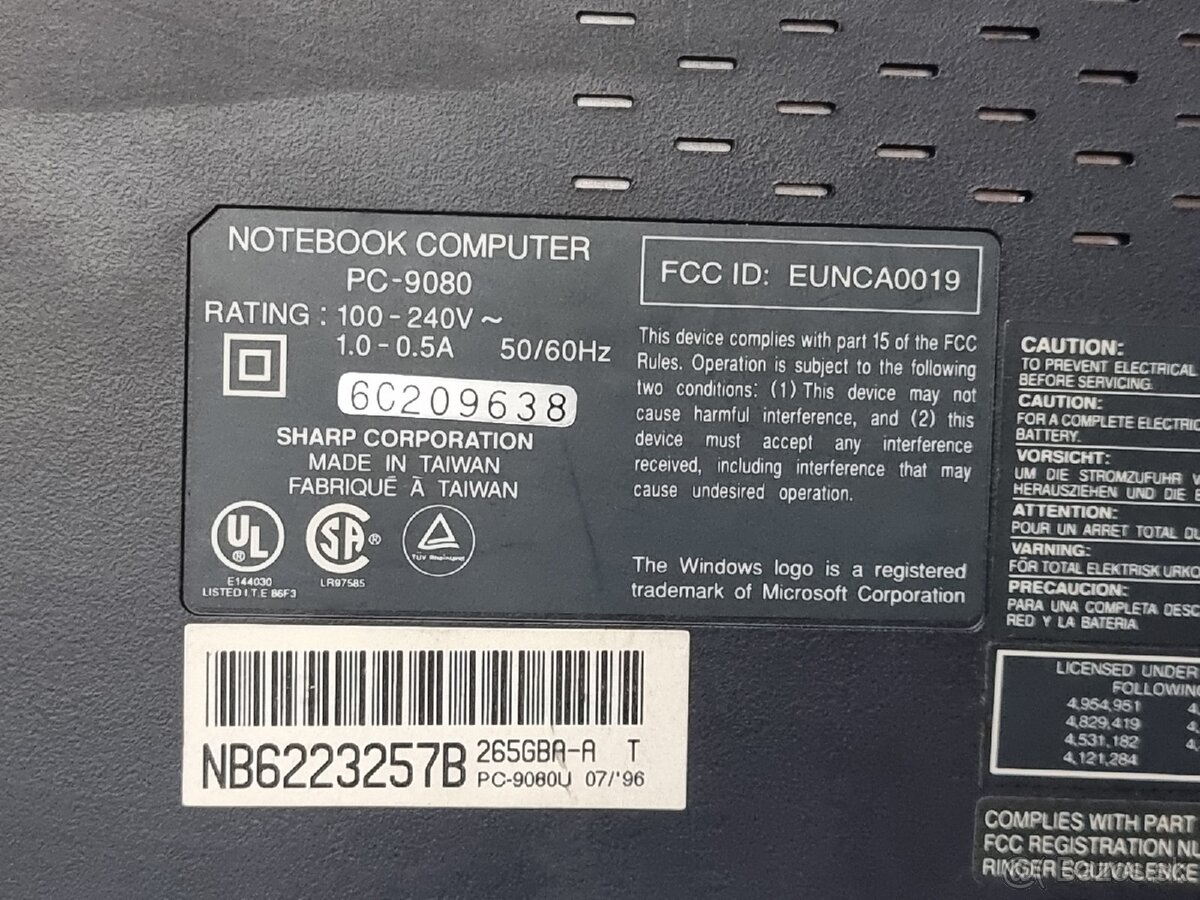 # SHARP PC-9080 starý laptop/notebook - 13