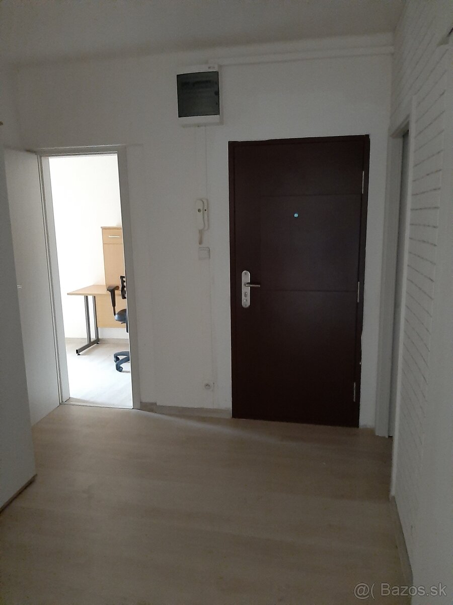 Prenájom 3 izbový byt v centre - 13