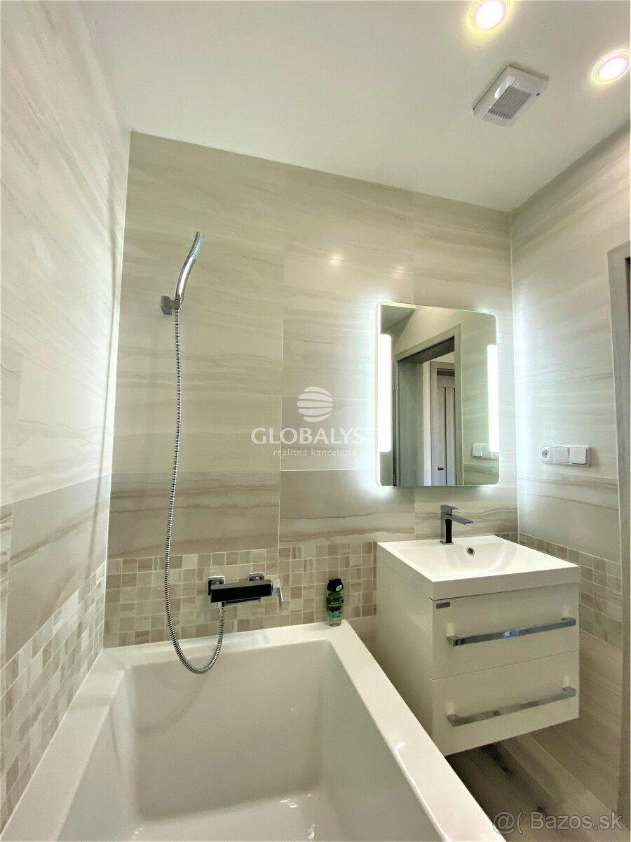 Priestranný, rekonštruovaný 3 izbový byt v centre mesta na T - 13