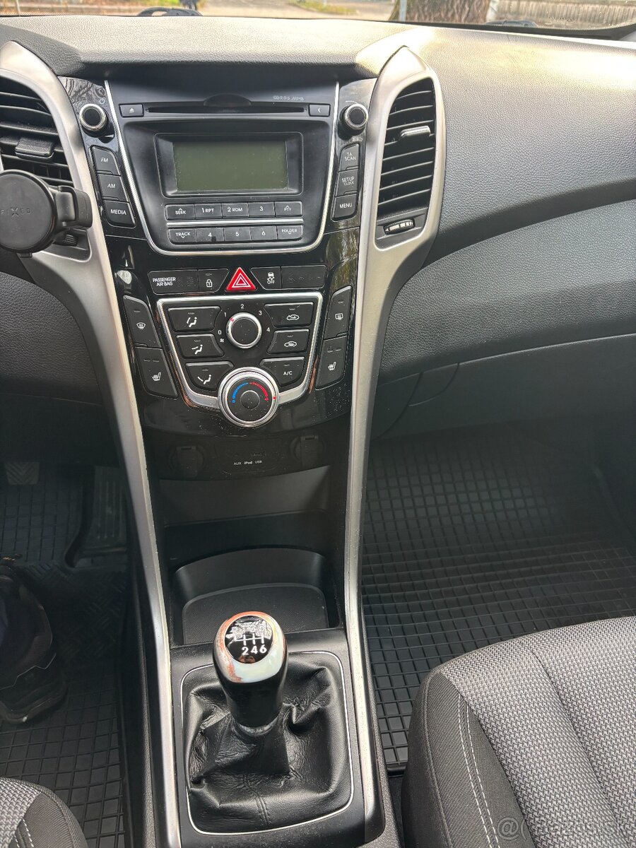 Hyundai i30 kombi 1.6 benzí 88kW 2013 - 13