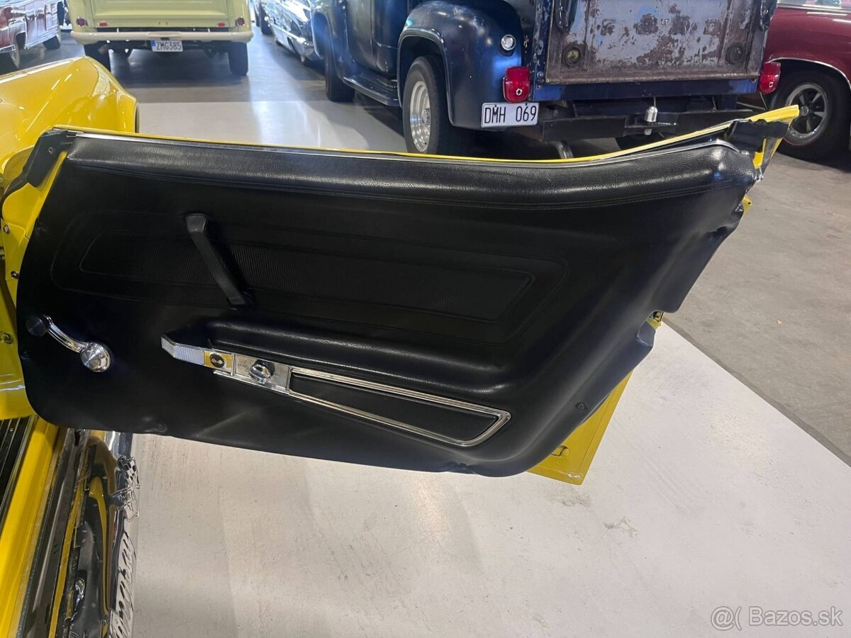 Chevrolet Corvette Stingray Convertible z roku 1972 - 13