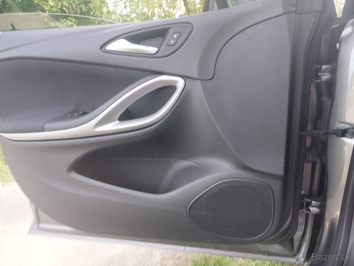 Opel Astra ST 1,4Turbo 92kW - 13