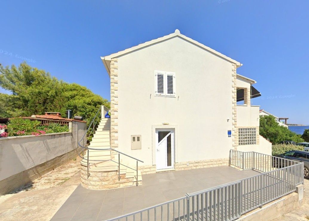 Predaj, novozrekonštruovaný dom s 3 bytmi, Vis, 100 m od mor - 13