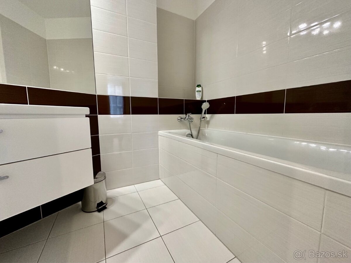 Prenájom 4 izbový byt na Landererovej ulici Bratislavy. - 13