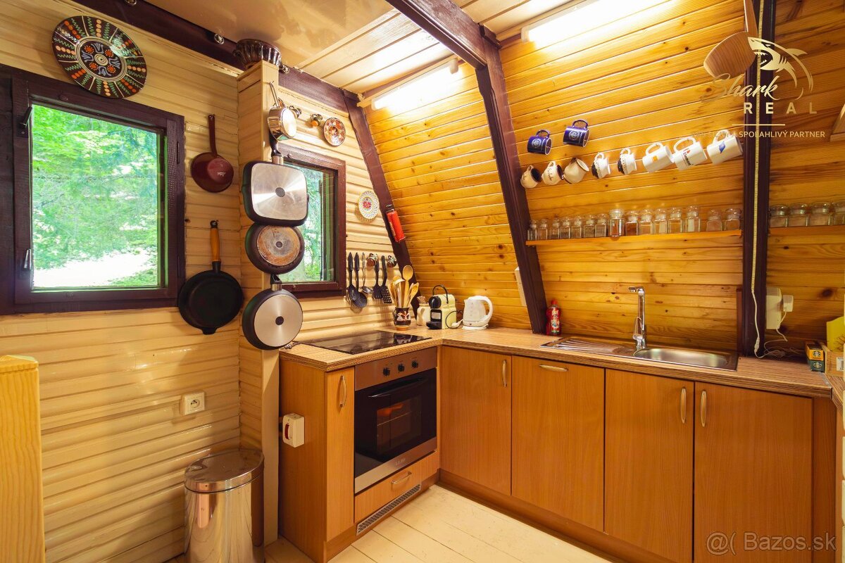 REZERVOVANÉ Čarovná chata uprostred prírody s tečúcim poto - 13
