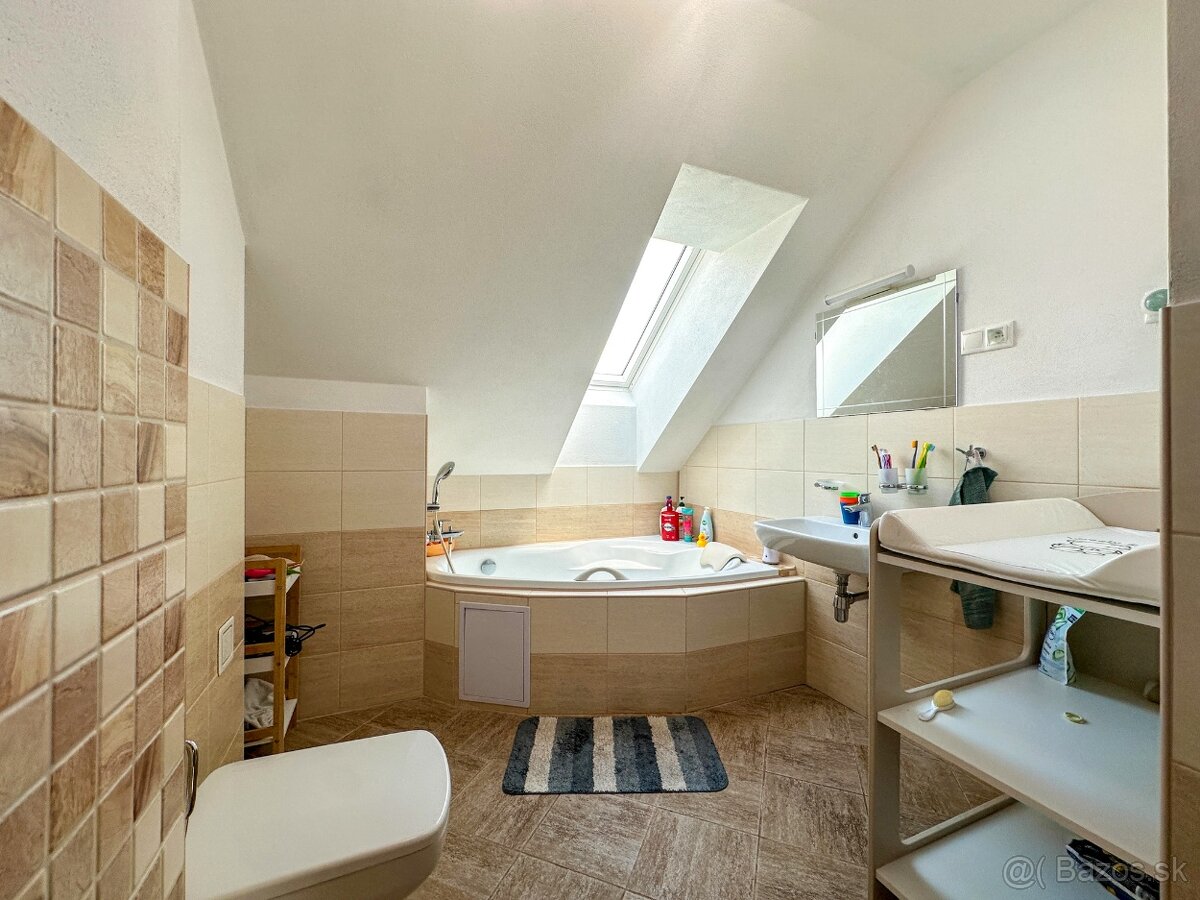 Krásny rodinný dom v meste Žarnovica (ul. P. Jilemnickéh - 13