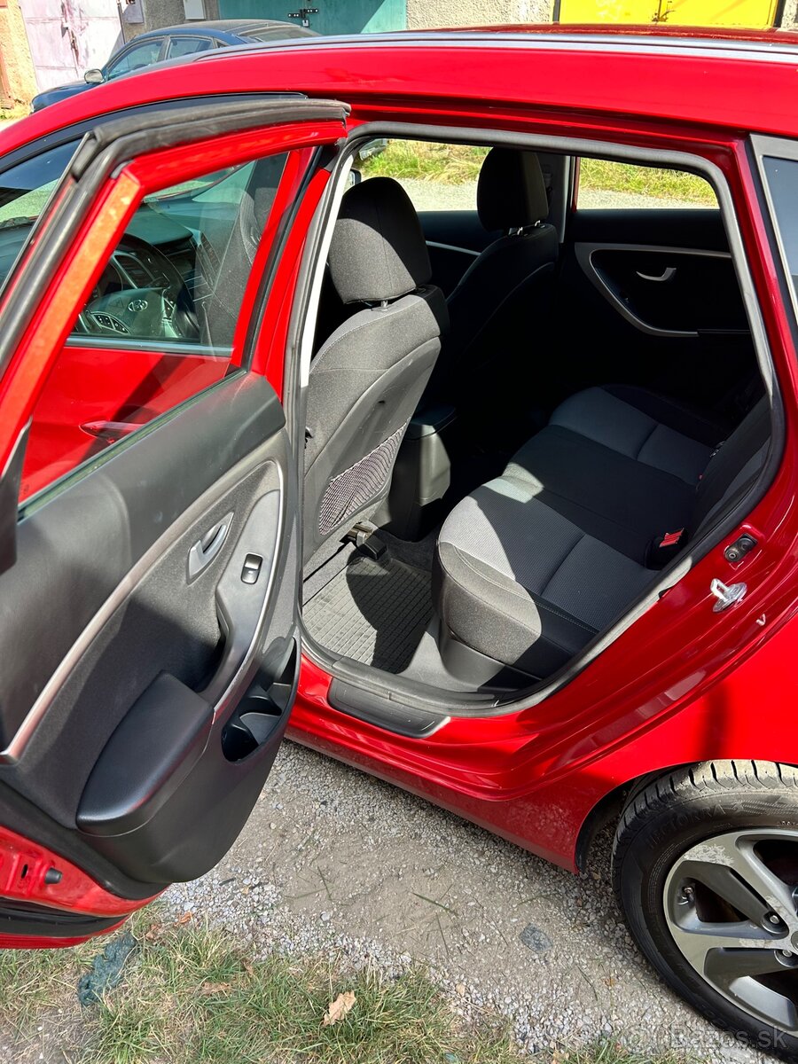 Hyundai i30 kombi 1.6 benzín - 13
