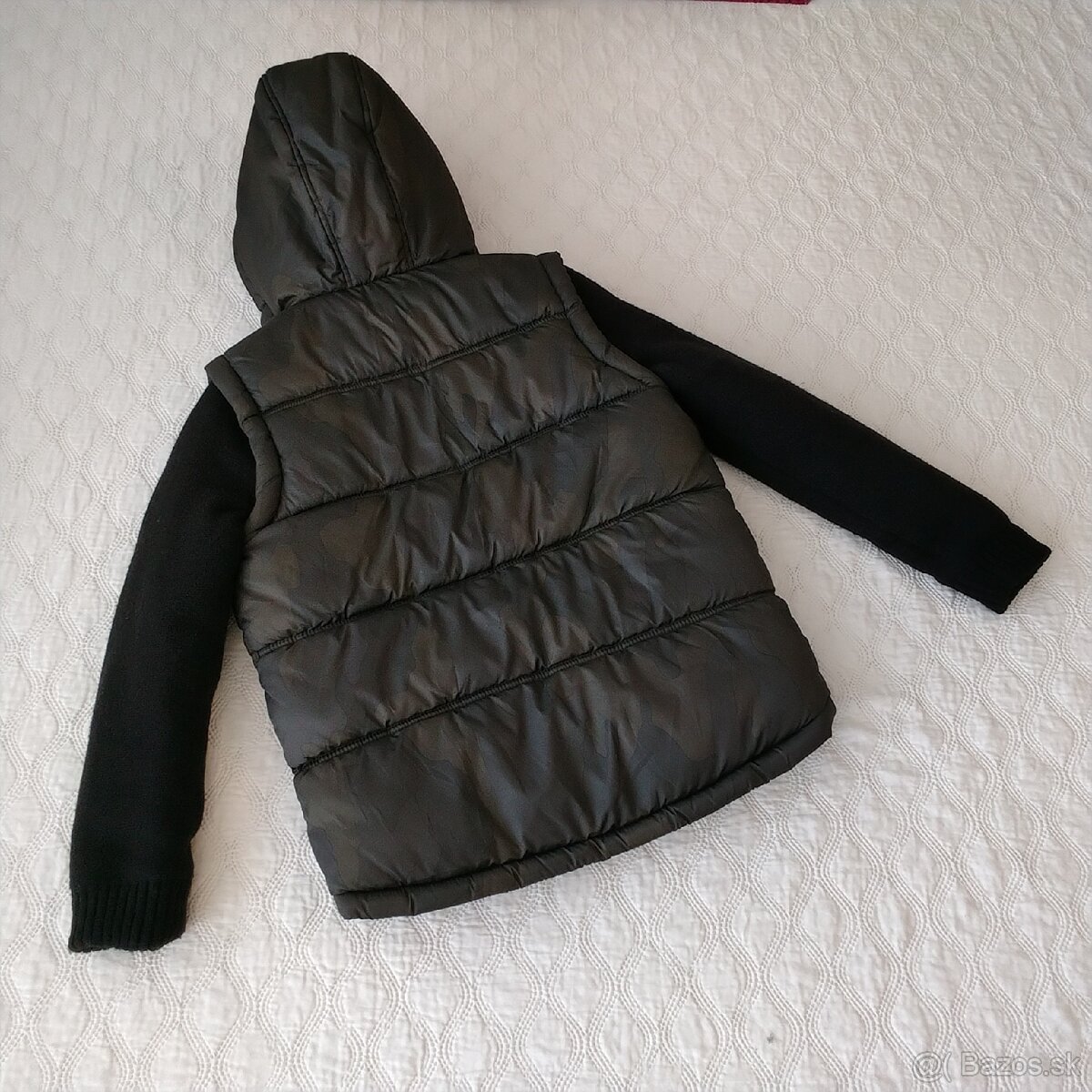 Teplá maskáčová hybridná army puffer bunda/vesta s kapucňou - 13