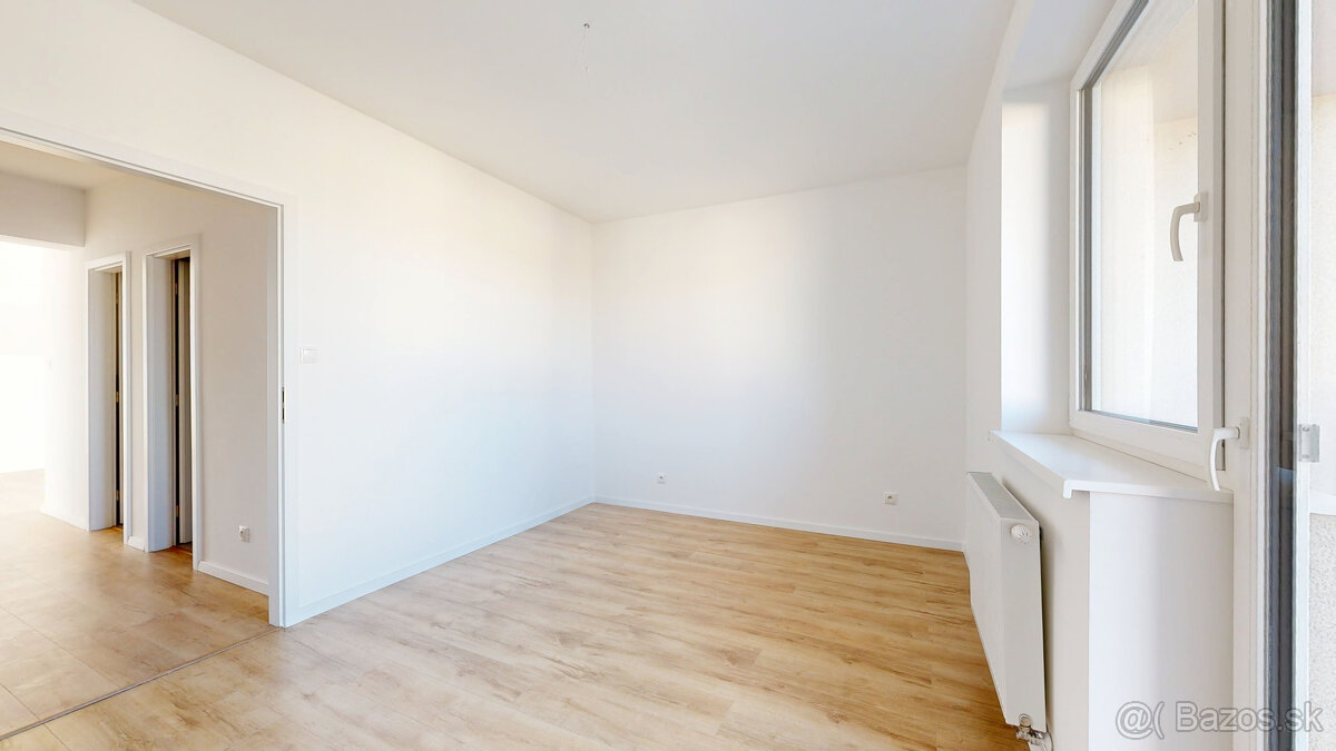 POLIANKY / Priestranný 3-izbový byt s loggiou a kuchynskou l - 13