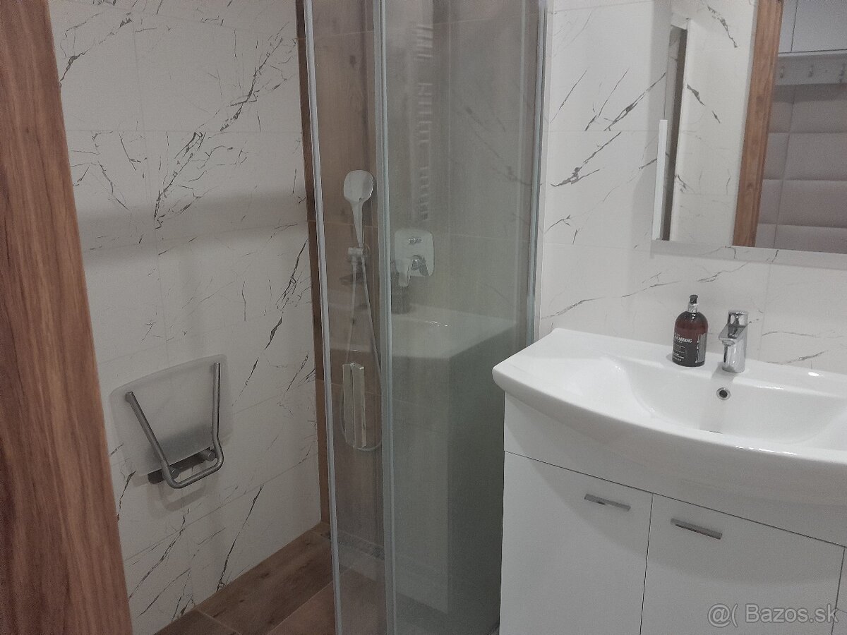 Veĺký 2i byt s loggiou centrum Bytča - 13