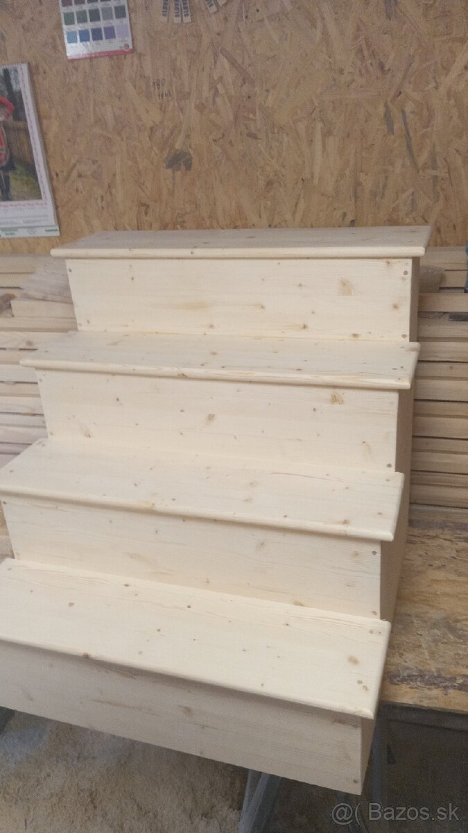 Drevené rekvizity, paravany a pódia.
- 13