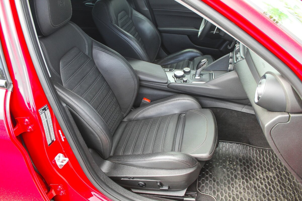 "Predané" Alfa Romeo Giulia 2.2 JTDM Veloce AT AWD - 13
